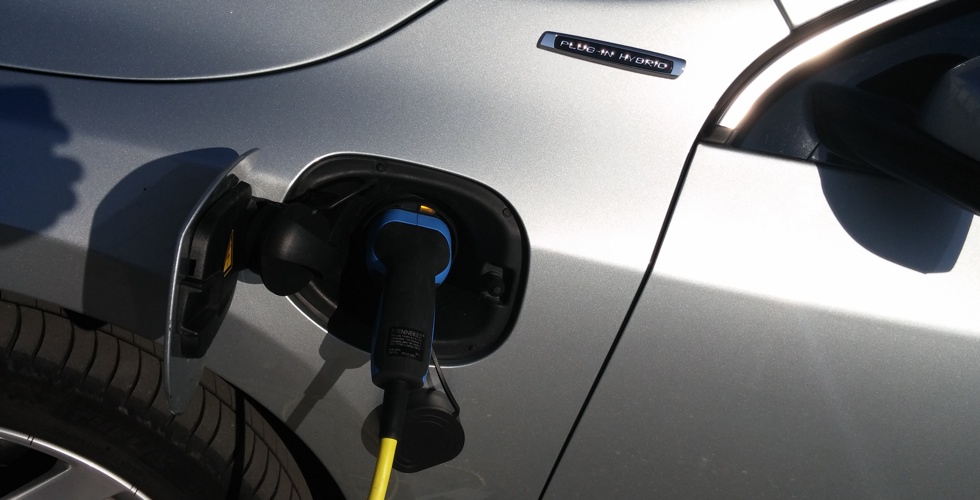 volvo-v60-plug-in-hybrid-cable