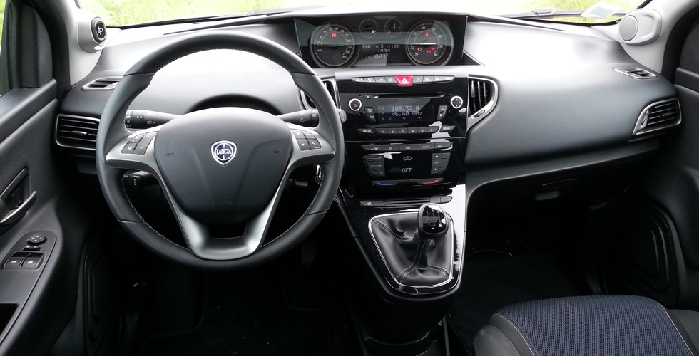 lancia-ypsilon-s-by-stade-francais-interieur