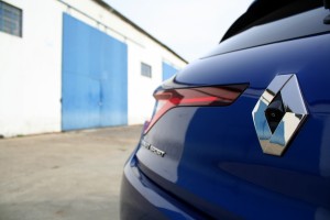 Renault Megane GT 2016 - Photo détail, logo losange Renault & caméra de recul.