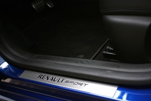 Renault Megane GT 2016 - Photo intérieur, passage de porte, logo Renault Sport