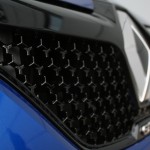 Renault Megane GT 2016 - Photo détail, face avant, nid d'abeille et logo losange Renault & GT