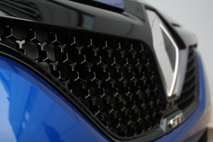 Renault Megane GT 2016 - Photo détail, face avant, nid d'abeille et logo losange Renault & GT