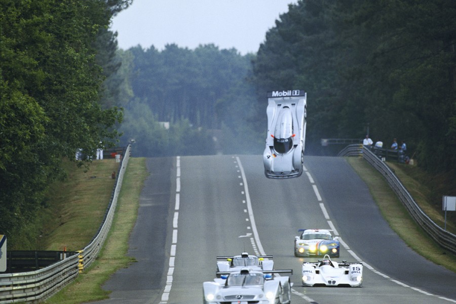 La Mercedes CLR de Mark Webber s'envolant sur Indianapolis, lors des 24 heures du Mans 1999. Photo : Frédéric Le Floc'h / DPPI