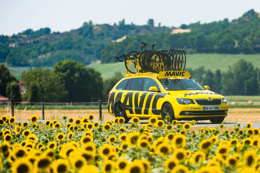 Qu'est ce qui est jaune et qui attend ? 