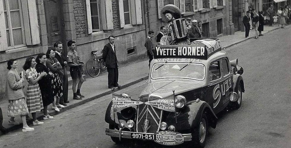 Sur la route du Tour de France : les Traction Avant, Ford Vedette et DS d’Yvette Horner