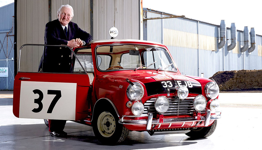 Paddy Hopkirk décoré par la Reine