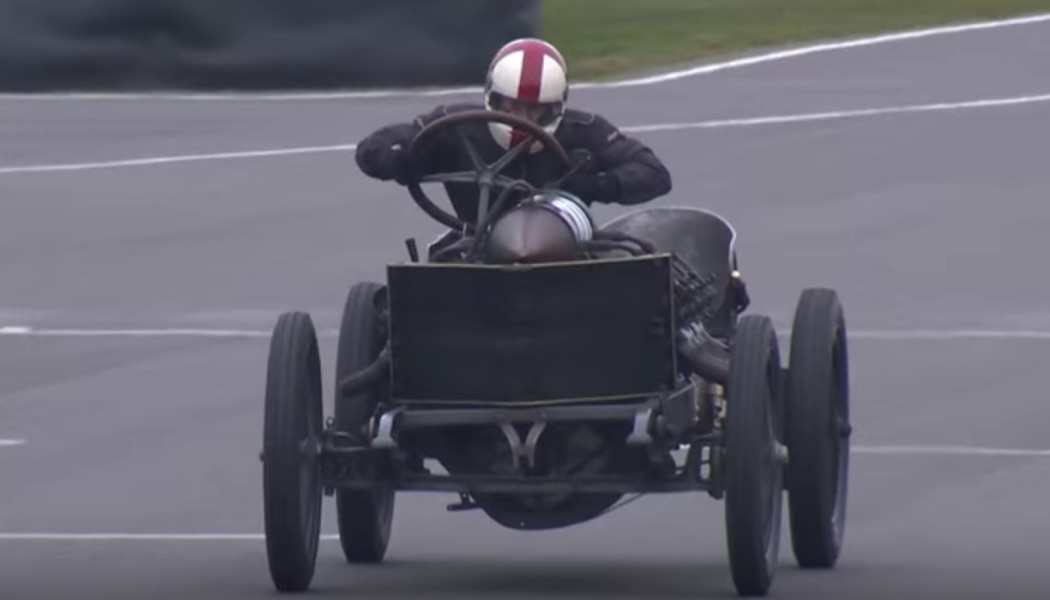 Quatre roues, un volant (et un moteur)