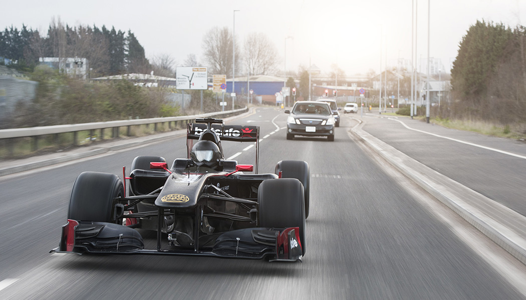 En F1 dans les rues de Manchester : normal. Puis au Gumball 3000 : narmol.