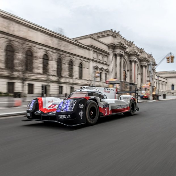 La Porsche 919 et son #919Tribute dans les rues de Paris