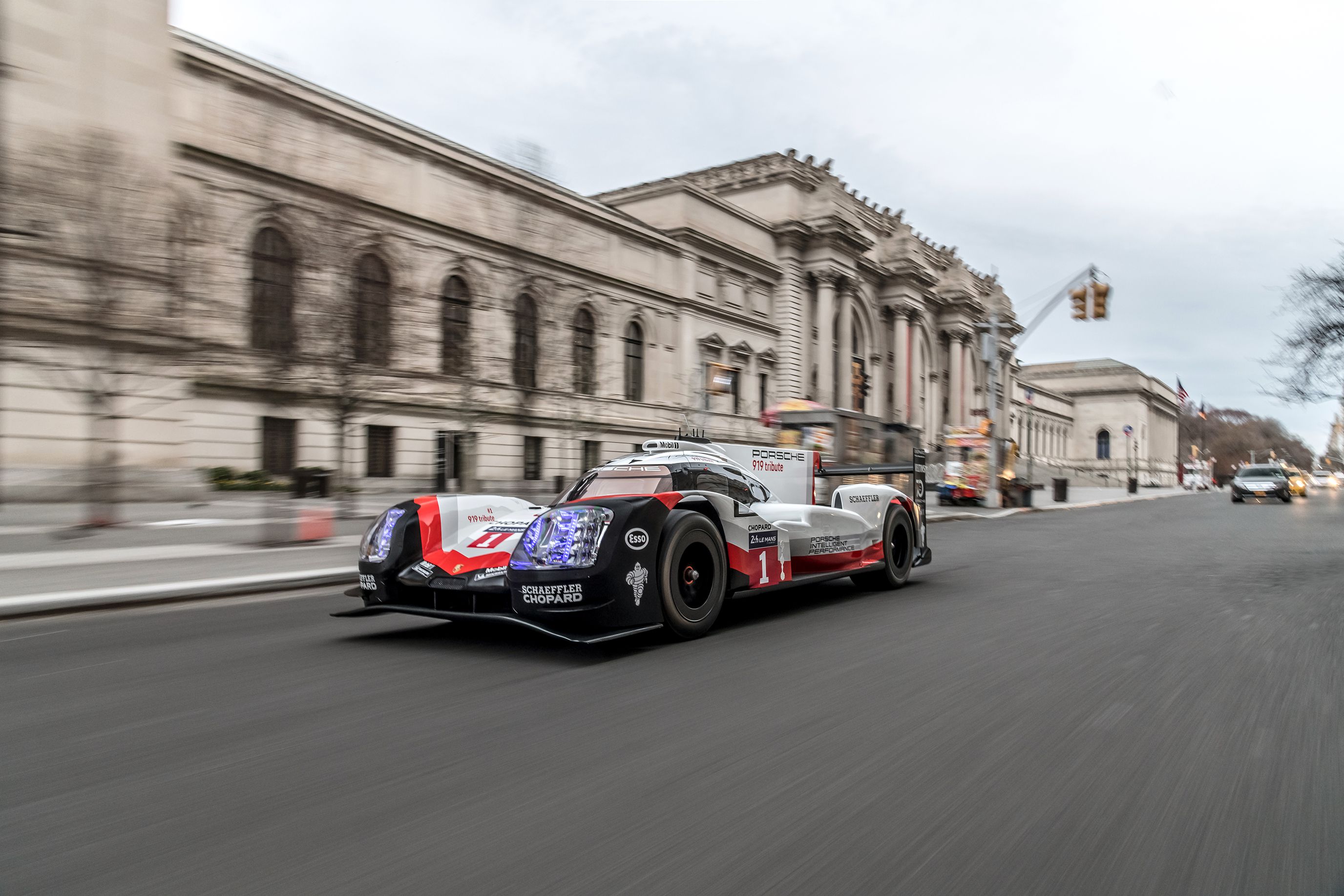 La Porsche 919 et son #919Tribute dans les rues de Paris