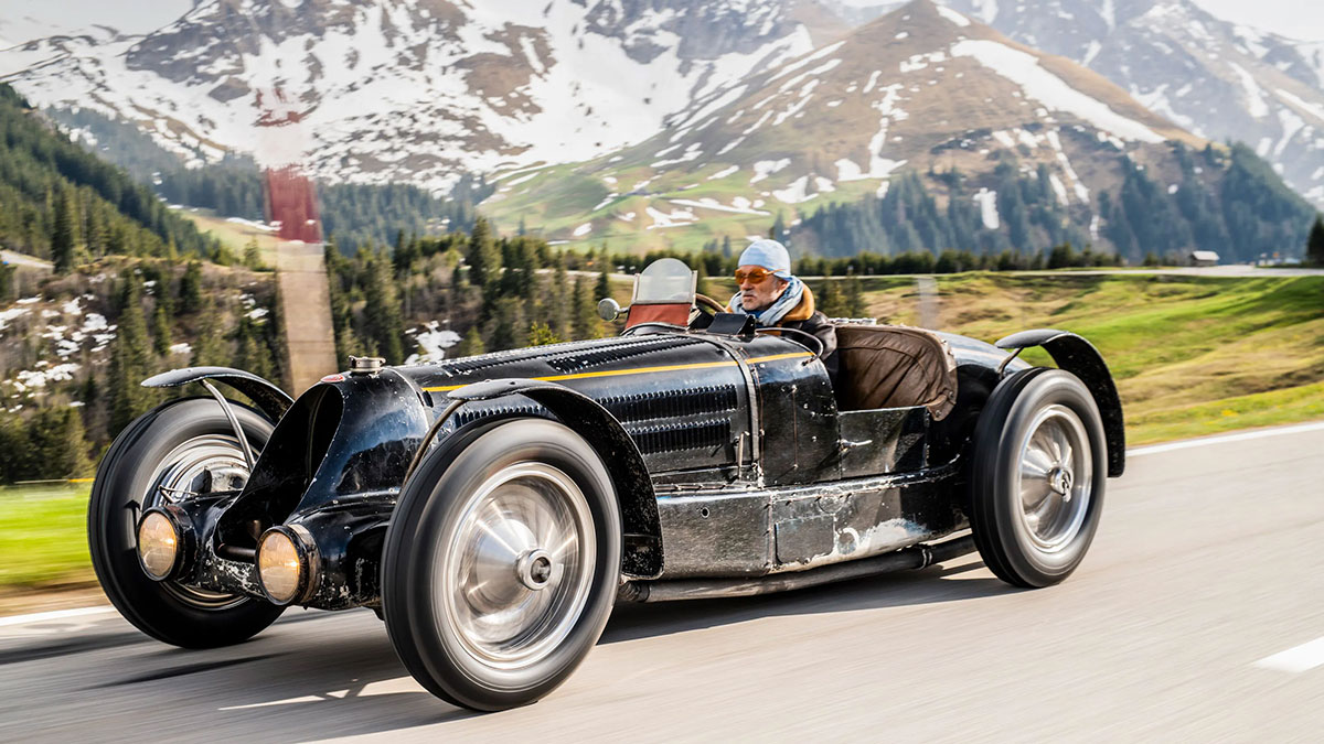 La Bugatti Type 59 Sports arbore les marques de ses anciennes batailles de Grand Prix