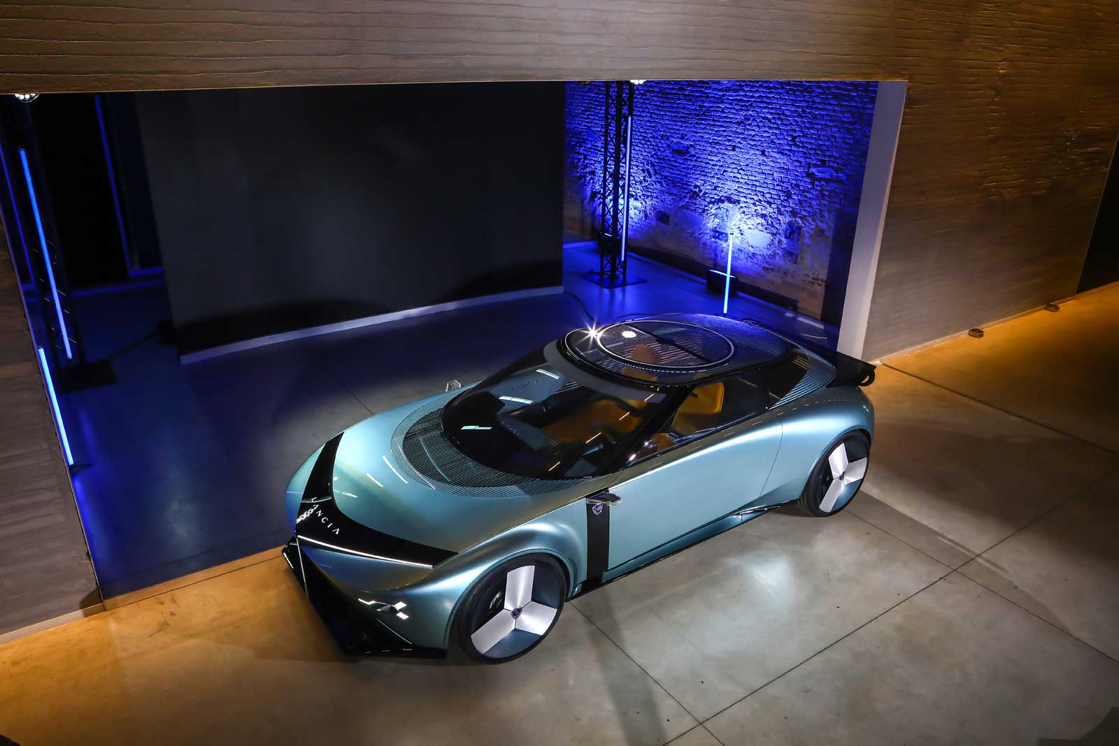 Lancia, la nouvelle ère électrique démarre avec le Pu+Ra HPE