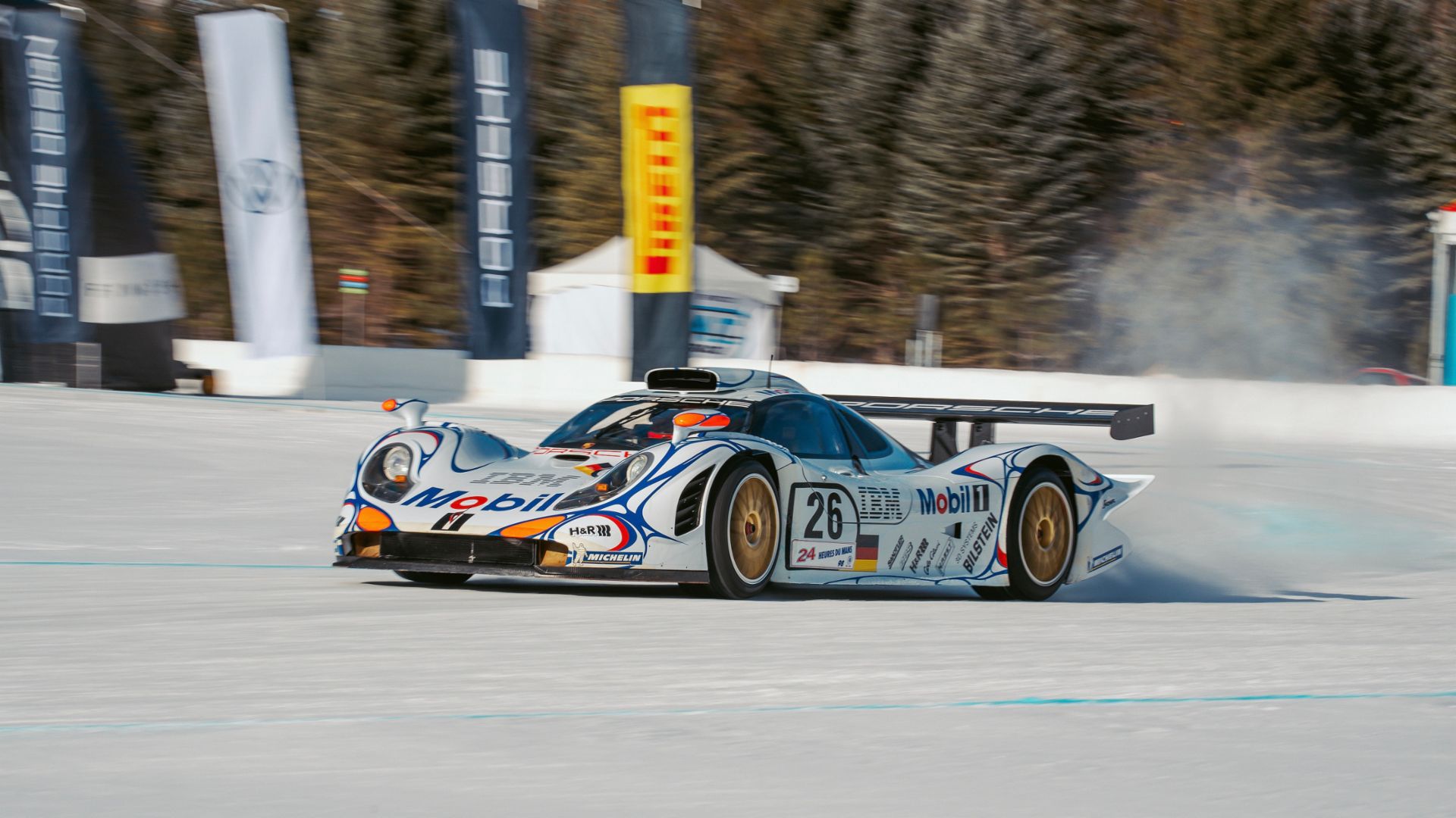 La Porsche 911 GT1 s’illustre sur la glace avec Stéphane Ortelli