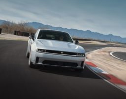 La Dodge Charger devient électrique, mais l&rsquo;essence suivra