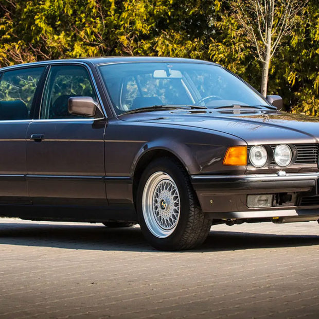 Surprise ! Voici la BMW Série 7 de 1990 avec moteur V16