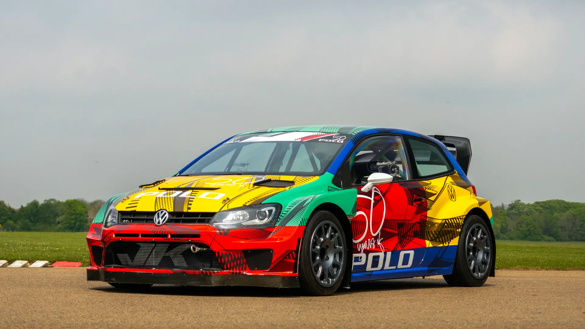 Volkswagen ravive l’esprit Harlequin pour les 50 ans de la Polo… sur une voiture de rallycross !