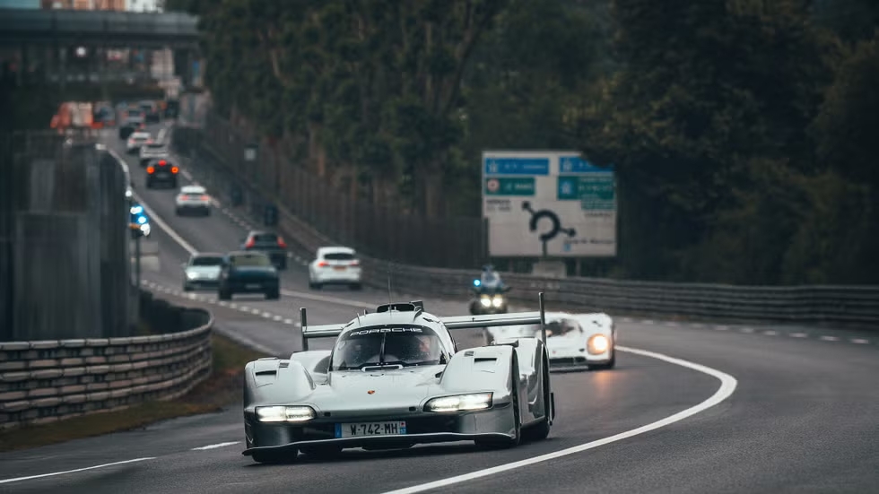 Porsche 963 RSP : l’hommage ultime à la légende Martini et à Roger Penske