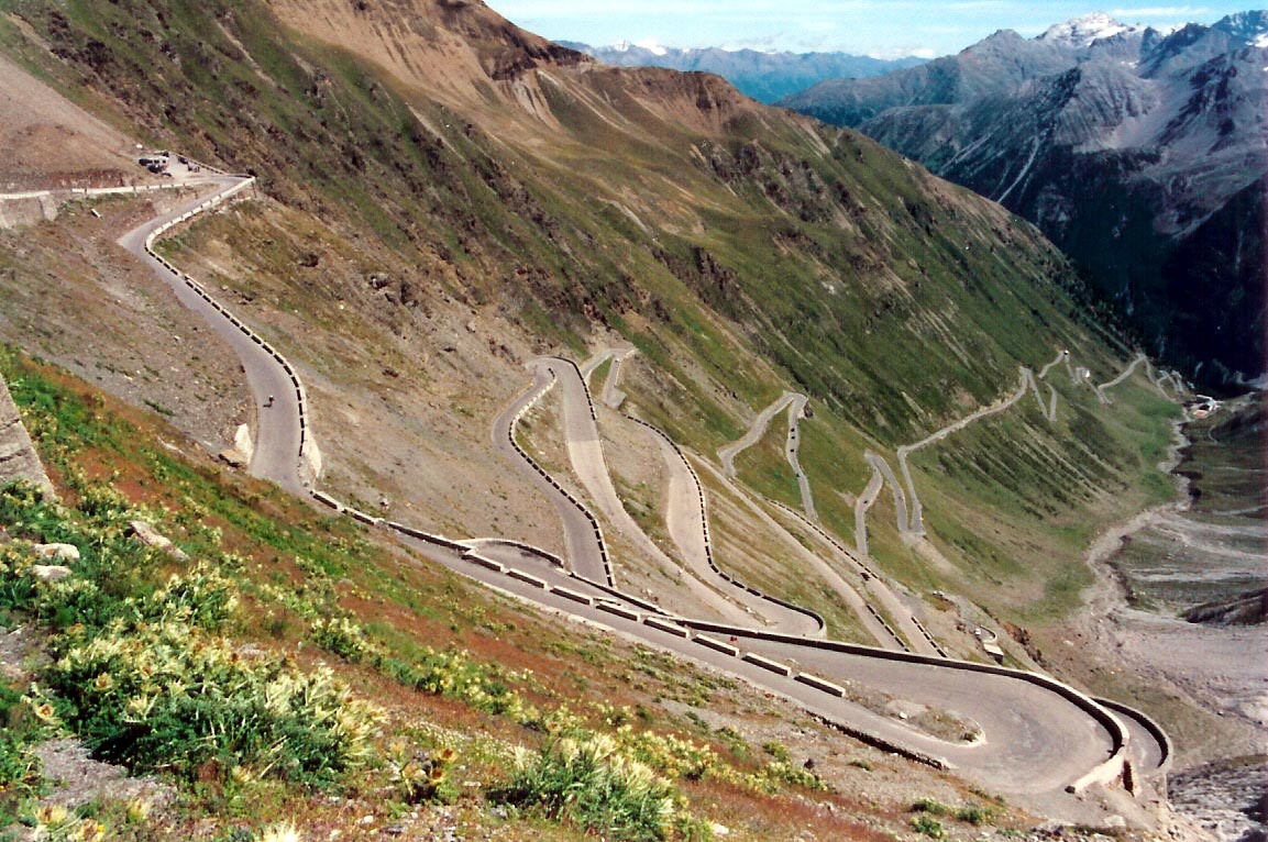 Stelvio : 200 ans de virages, de légendes et de moteurs