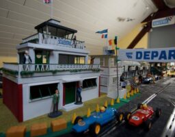 Scalextric : Plus de 70 ans de courses « au canapé »