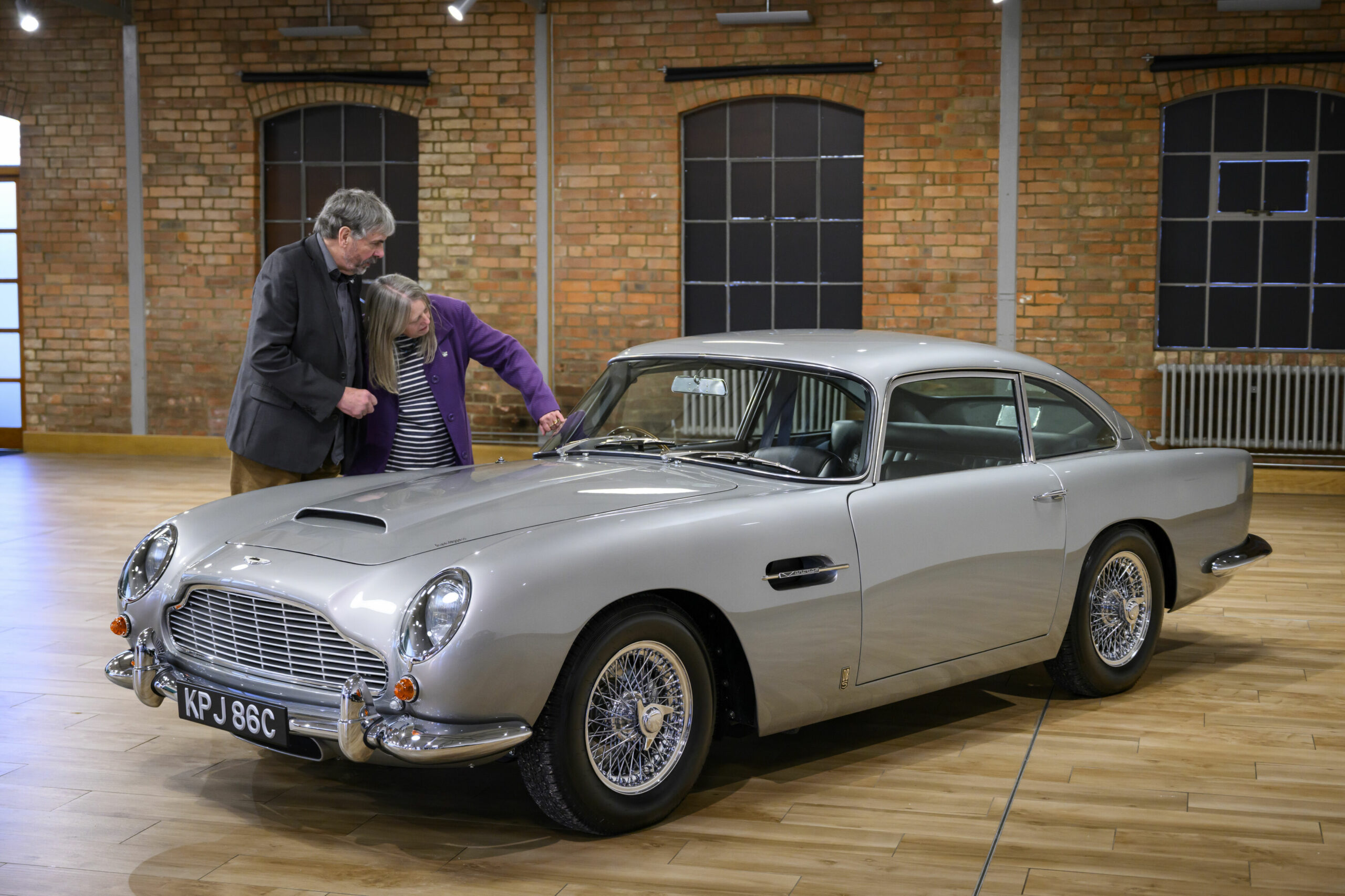 Aston Martin DB5 : Achetée 900 £ il y a 50 ans, cette épave devient un bijou à 1 million d’euros