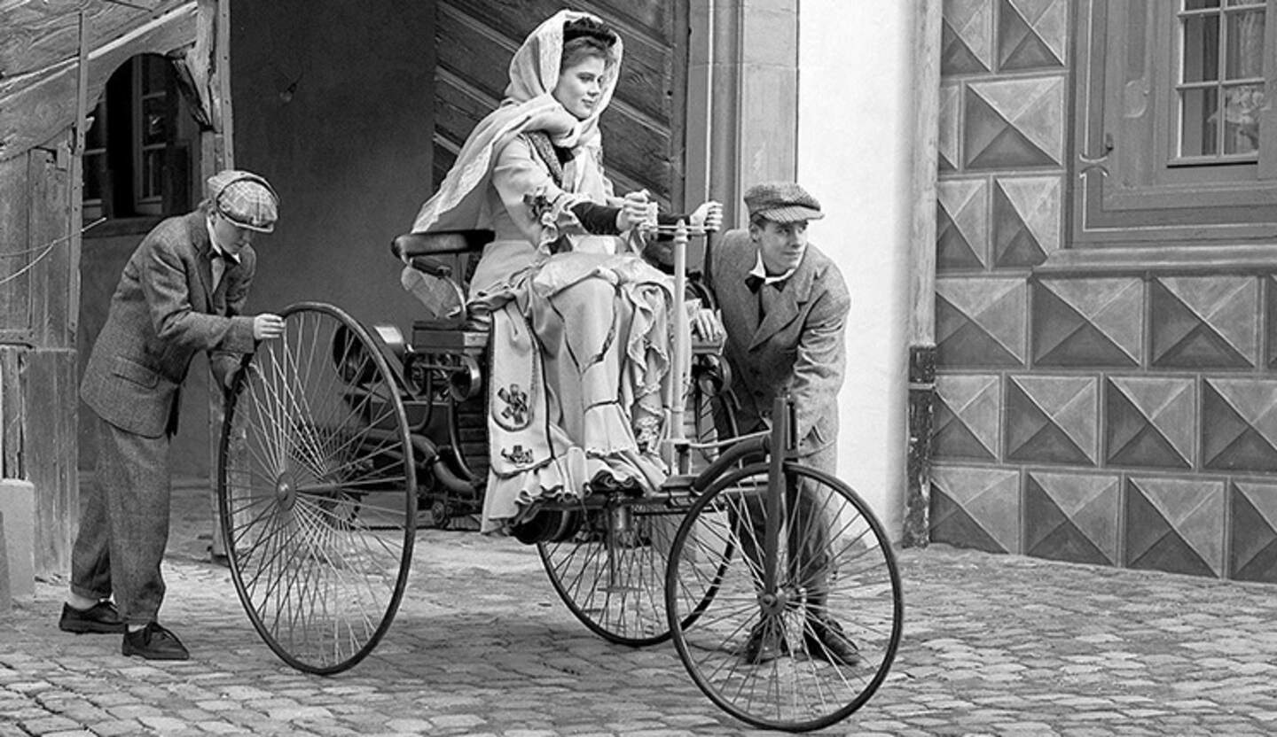 Enquête : Quelle fut vraiment la première marque de voiture ? (Spoiler : Ce n’est pas ce que vous croyez)