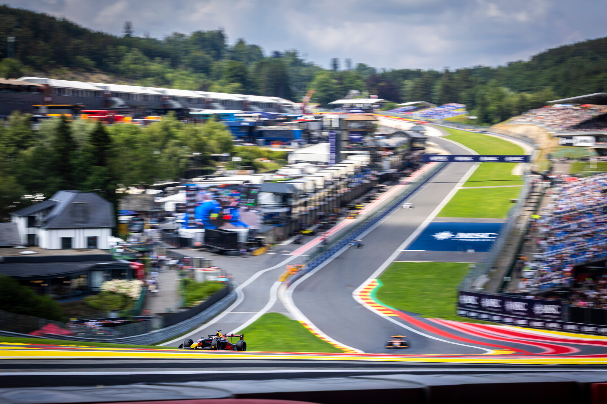 Raidillon de l’Eau Rouge : la fascination du toboggan des Ardennes