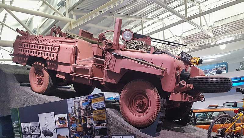 Land Rover « Pink Panther » : Pourquoi le rose est la couleur du camouflage ultime ?