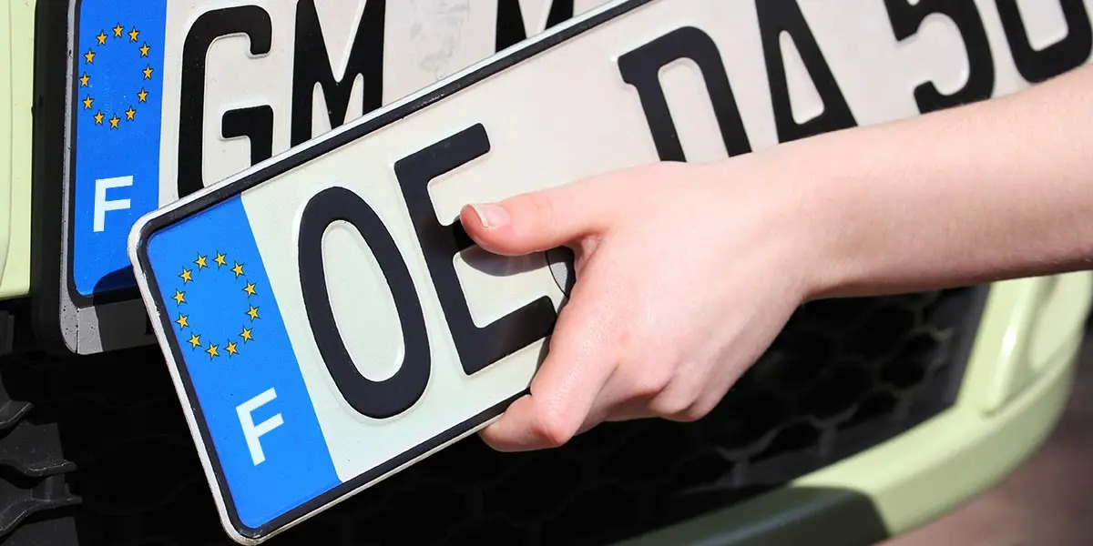 Plaques d’immatriculation : Pourquoi l’alphabet français compte-t-il trois lettres de moins ?