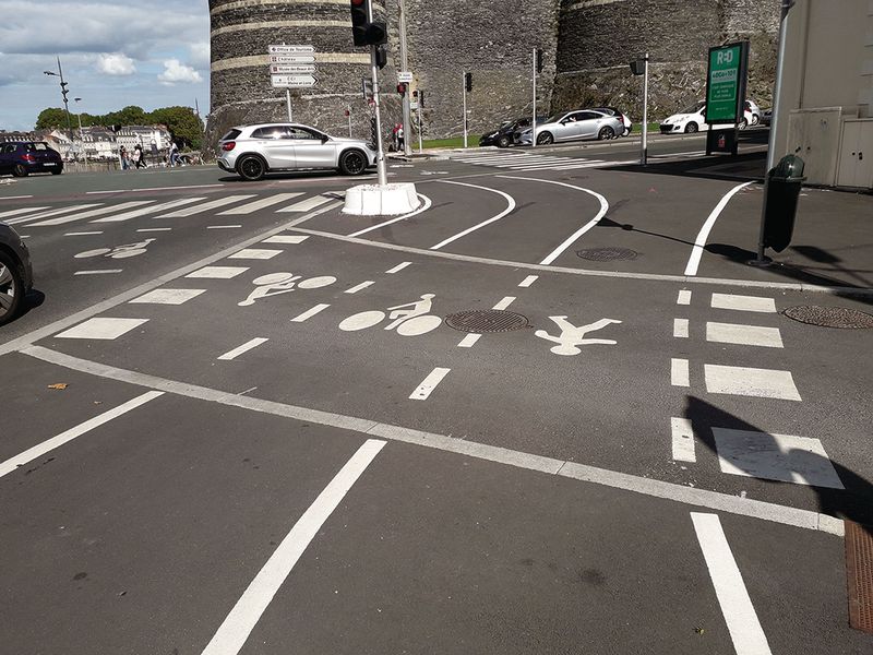 Signalisation horizontale : L’art invisible qui guide vos trajectoires