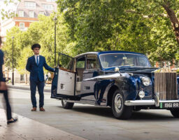 Sacrilège ou génie ? On a traversé Londres en Rolls-Royce Phantom V électrique par Lunaz
