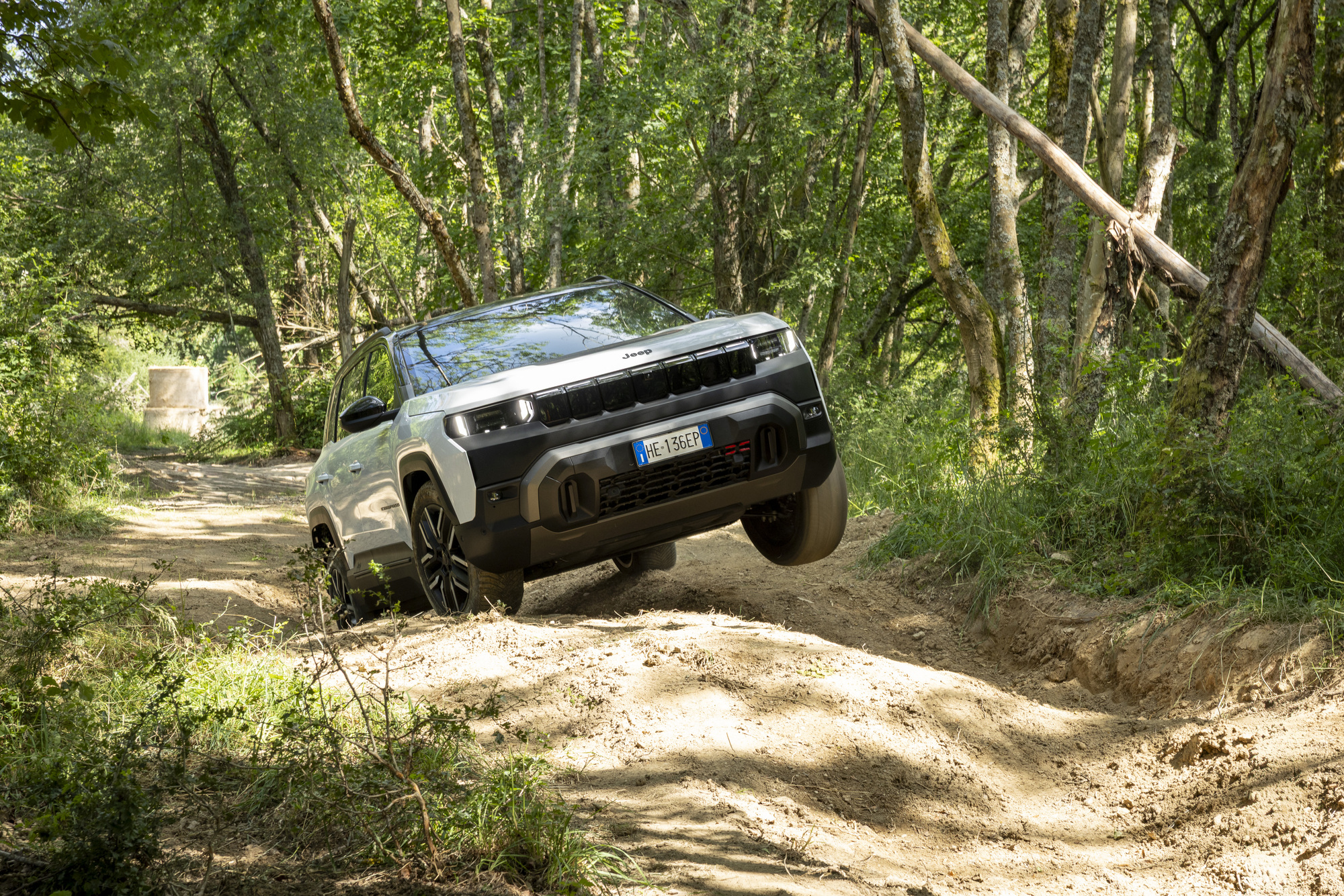 Essai – Du génie ou de la folie ? J’ai conduit le nouveau Jeep Compass 4xe électrique de 375 chevaux