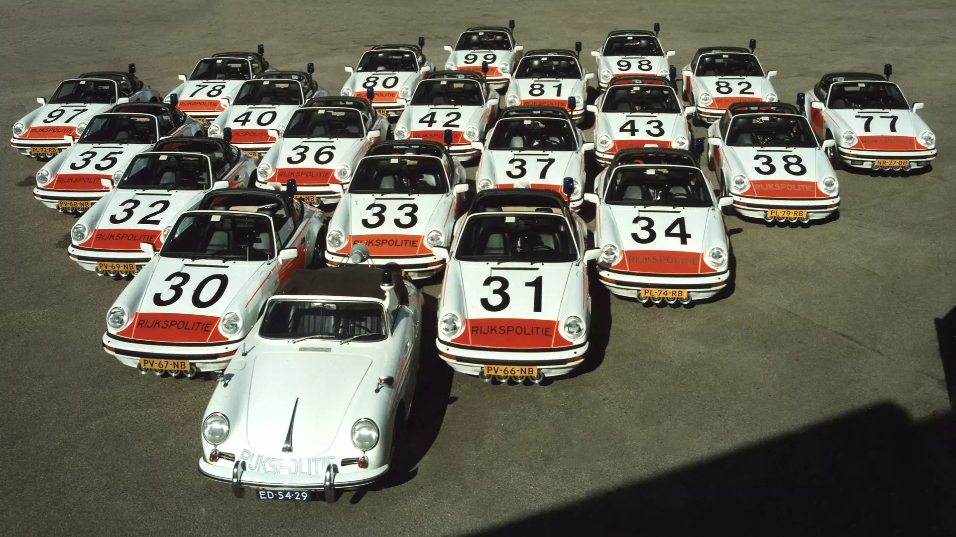 Gendarmes en 911 : L&rsquo;histoire folle de la gendarmerie hollandaise et de sa flotte de 500 Porsche
