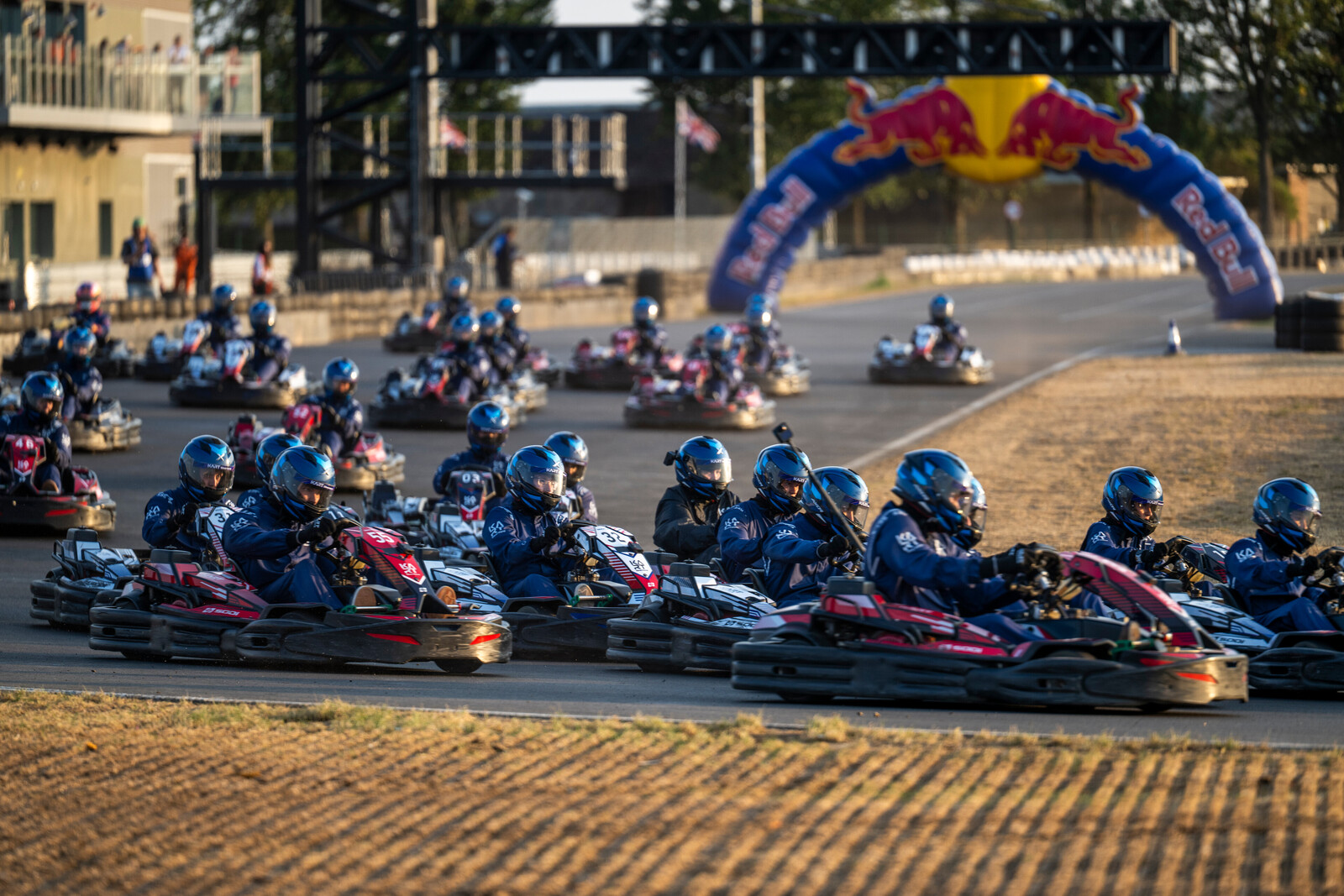 Max vs 100 : Verstappen s&rsquo;offre un départ en fond de grille face à cent karts à Silverstone