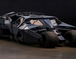 Batmobile Tumbler : Le char urbain de Bruce Wayne dans « The Dark Knight »