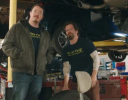 Tires : Comment un garage fictif sur Netflix a envahi le dressing des passionnés d’auto
