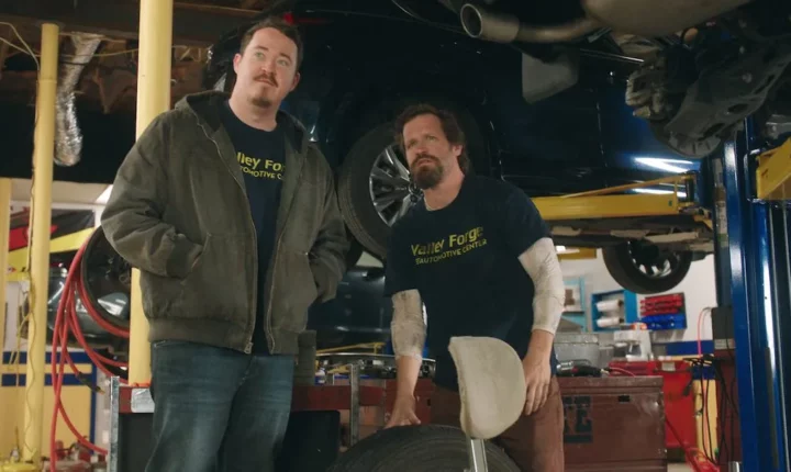 Tires : Comment un garage fictif sur Netflix a envahi le dressing des passionnés d’auto