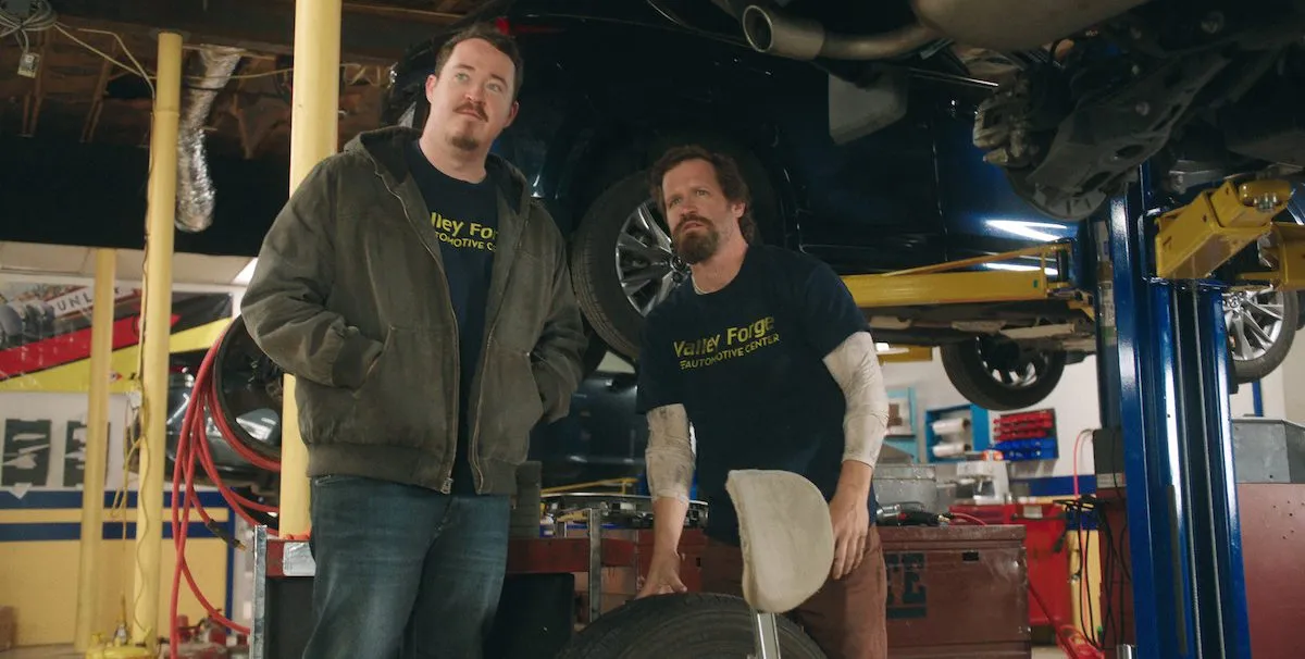 Tires : Comment un garage fictif sur Netflix a envahi le dressing des passionnés d’auto