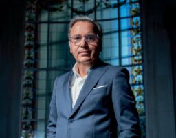Arnaud Belloni chez Stellantis, la promesse d&rsquo;une nouvelle 2 CV et la martingale des icônes