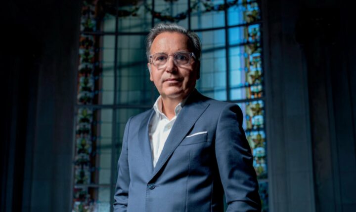 Arnaud Belloni chez Stellantis, la promesse d&rsquo;une nouvelle 2 CV et la martingale des icônes