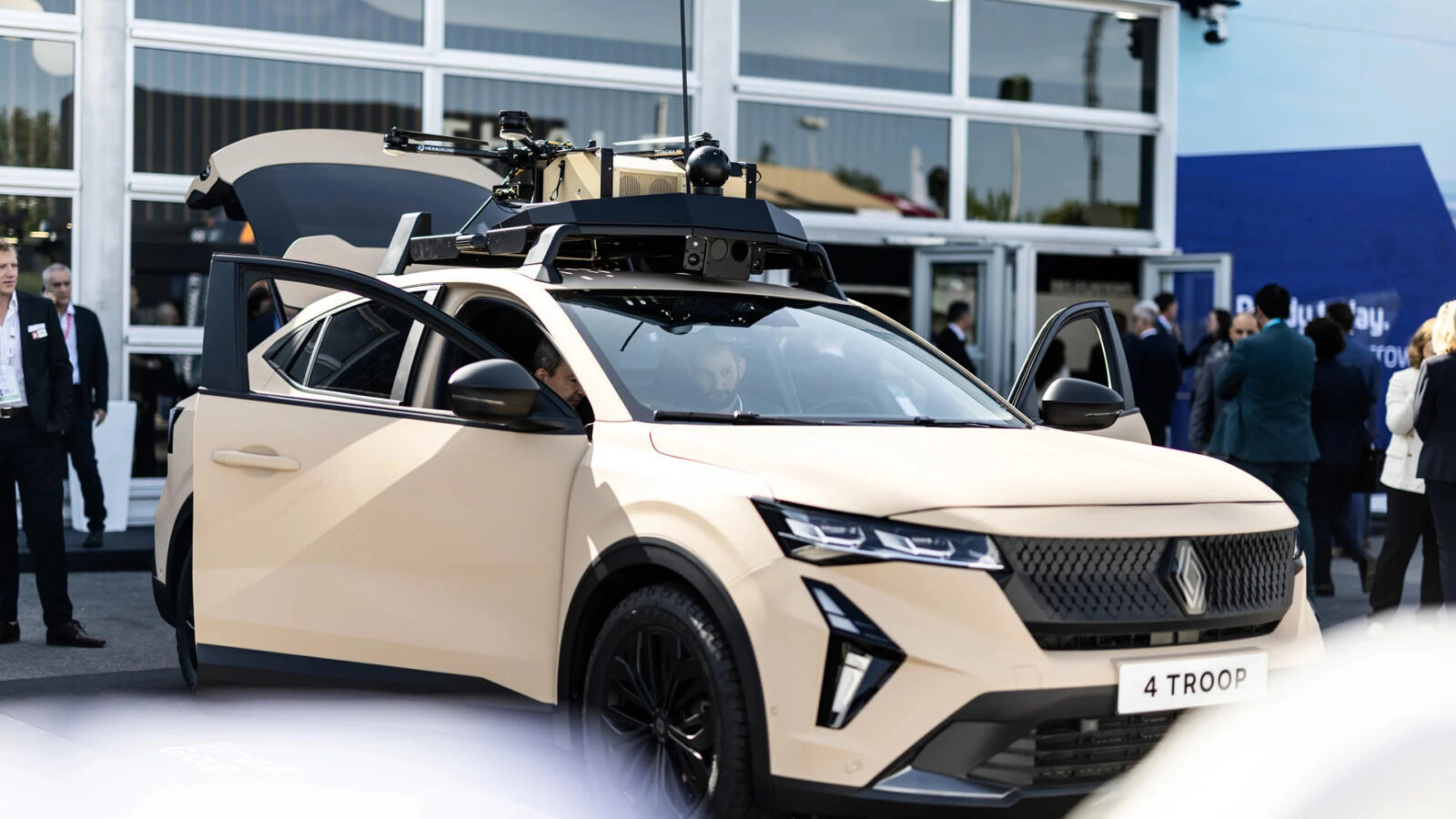 Industrie de guerre : Quand les constructeurs troquent leurs invendus électriques contre des blindés