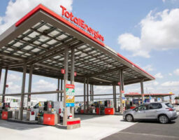Pouvoir d’achat et carburant : faire 100 km coûte-t-il vraiment plus cher aujourd’hui qu’en 1950 ?