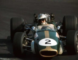 22 octobre 1967 : Le jour où Denny Hulme a été sacré champion de F1 avec un bloc de berline Buick