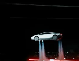 Tesla Roadster : Des fusées, des saltos et 250 000 euros d&rsquo;acompte pour une sportive sans carte grise