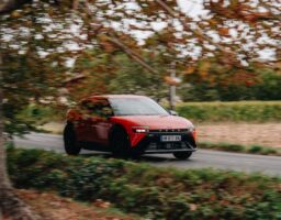 Essai Hyundai IONIQ 3 : 11,2 kWh/100 km et 441 litres de coffre au prix de l&rsquo;ergonomie