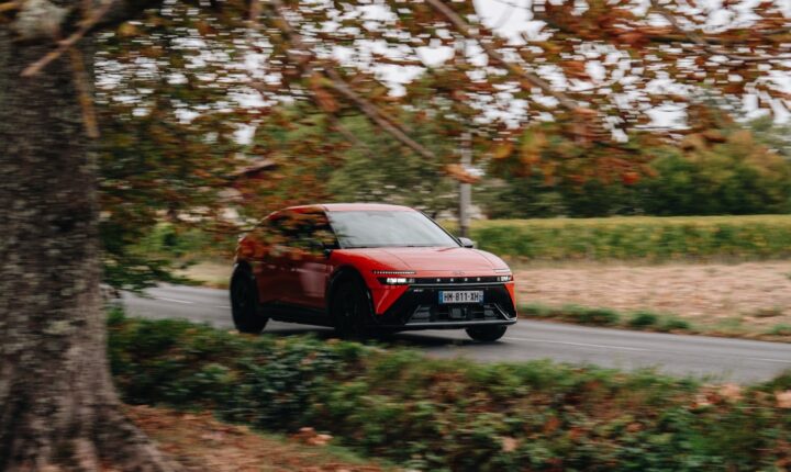Essai Hyundai IONIQ 3 : 11,2 kWh/100 km et 441 litres de coffre au prix de l&rsquo;ergonomie