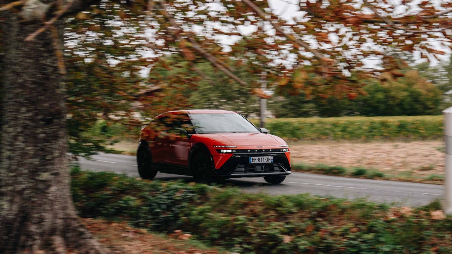 Essai Hyundai IONIQ 3 : 11,2 kWh/100 km et 441 litres de coffre au prix de l’ergonomie