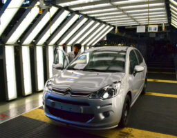 25 octobre 2013 : Le jour où l&rsquo;usine Citroën d&rsquo;Aulnay a sorti sa dernière voiture en catimini