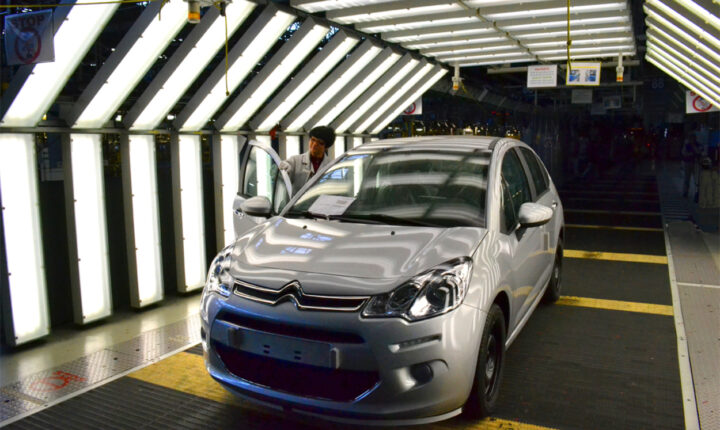 25 octobre 2013 : Le jour où l&rsquo;usine Citroën d&rsquo;Aulnay a sorti sa dernière voiture en catimini